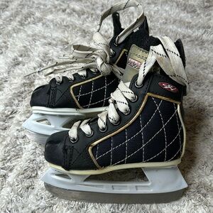 Hespeler rogue boys skates US size Y9